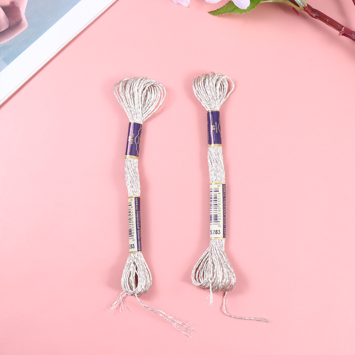Sewing Roll - 12本入り光沢メタリック縫い糸、1ロールあたり8メートル、12本のポリエステル糸、機械刺繍工芸用、シルバー