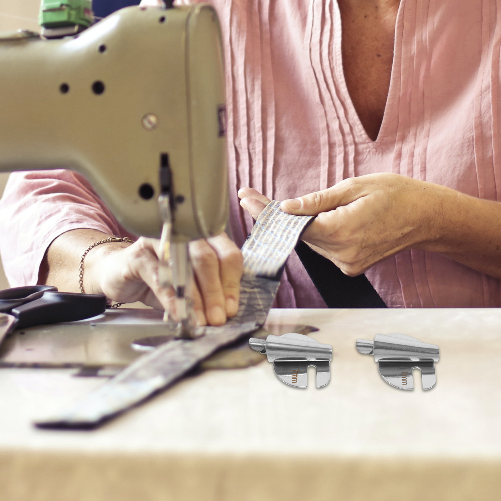 4個入りステンレス製ミシン用ヘマーフット、巻き縫いプレッサー - Sewing Roll のレビューと価格