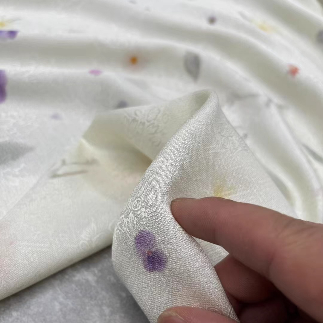 幅114CM、19MMの小さな花柄プリントの白い厚手のシルク - Sewing Vest のレビューと価格