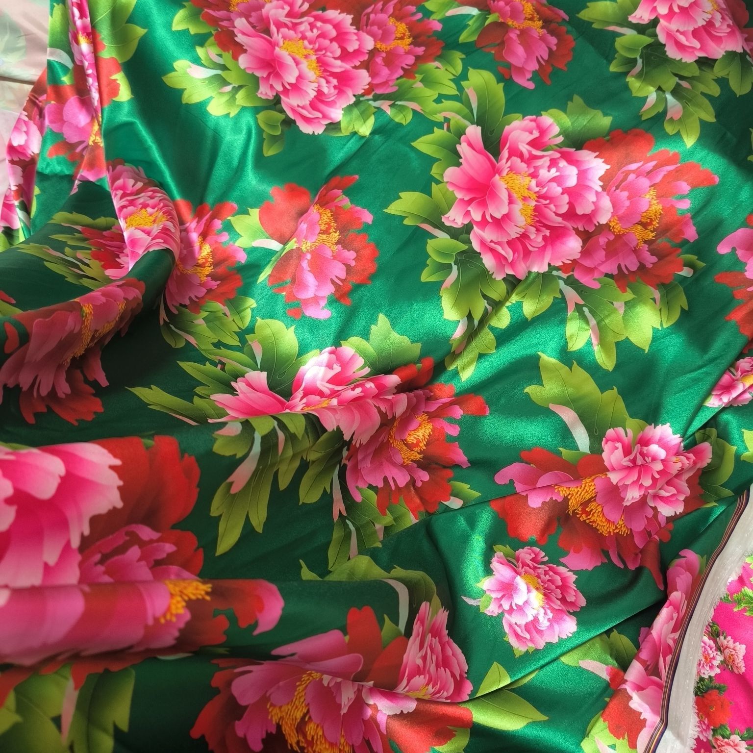 花柄プリントのアセテートサテン生地、シルクのように滑らか、メ - Sewing Textiles のレビューと価格